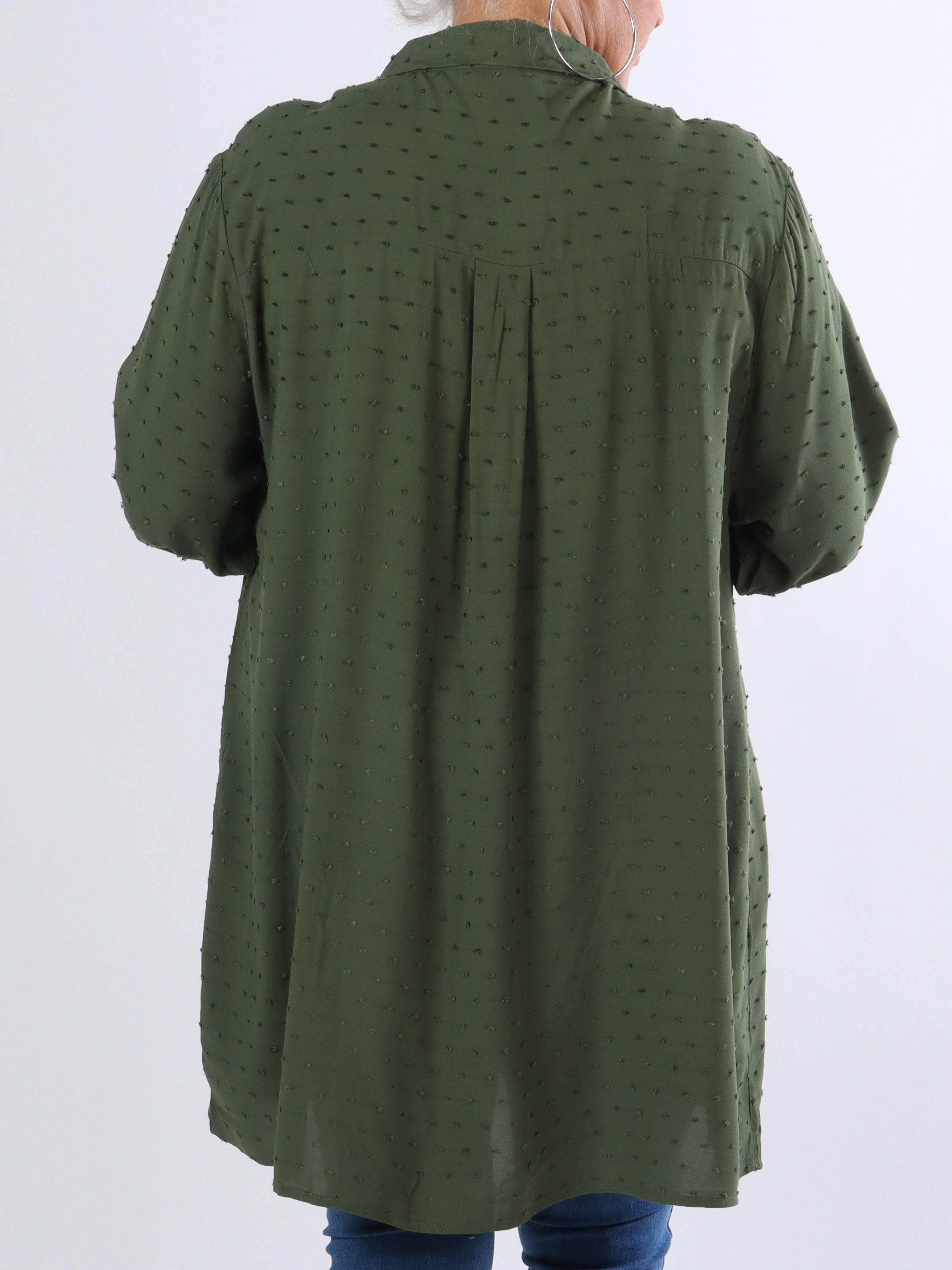 Zandra - Plus size skjorte med flæse og prikket detaljer